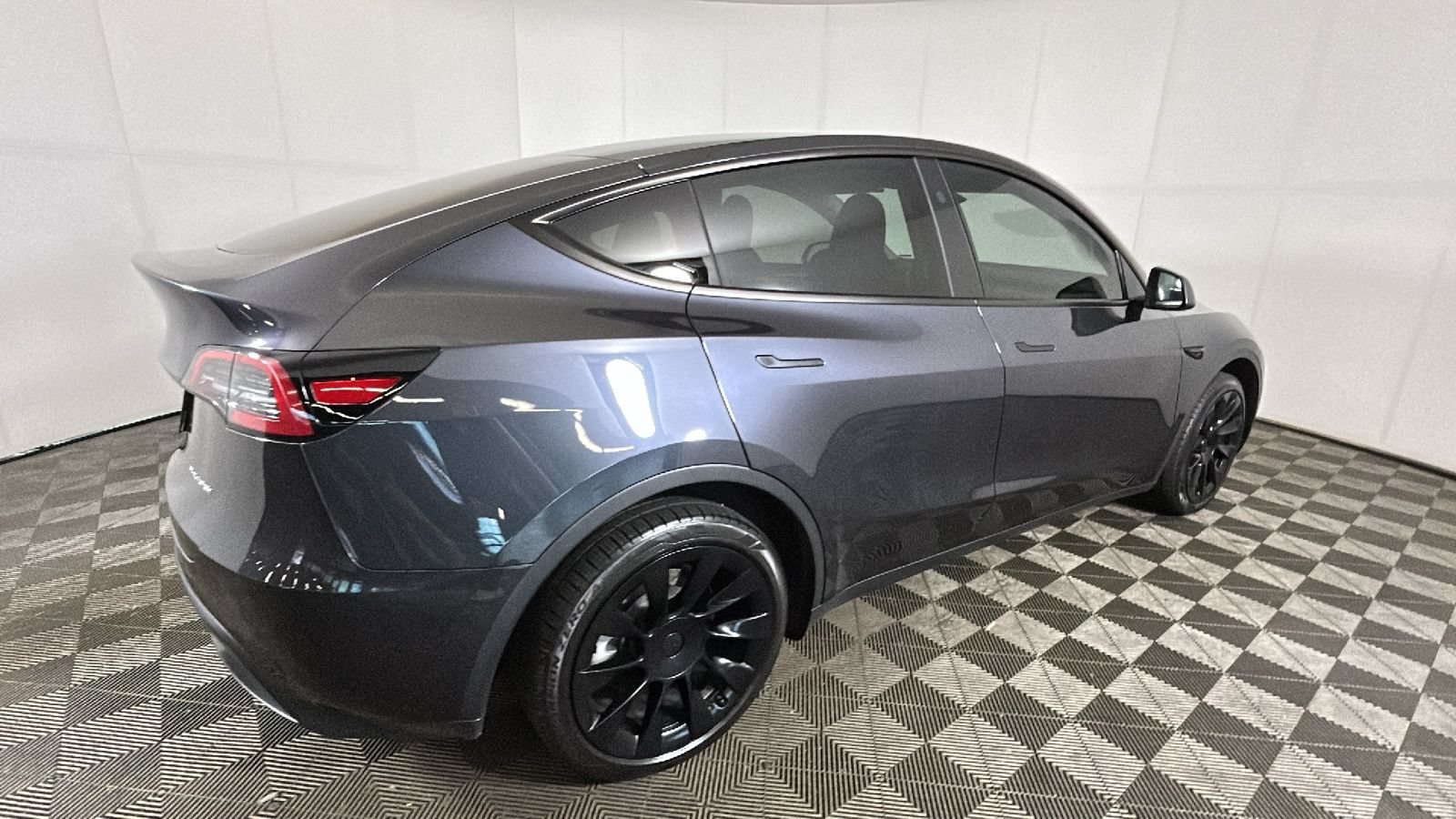 Used 2024 Tesla Model Y Long Range AWD/4WD video 2