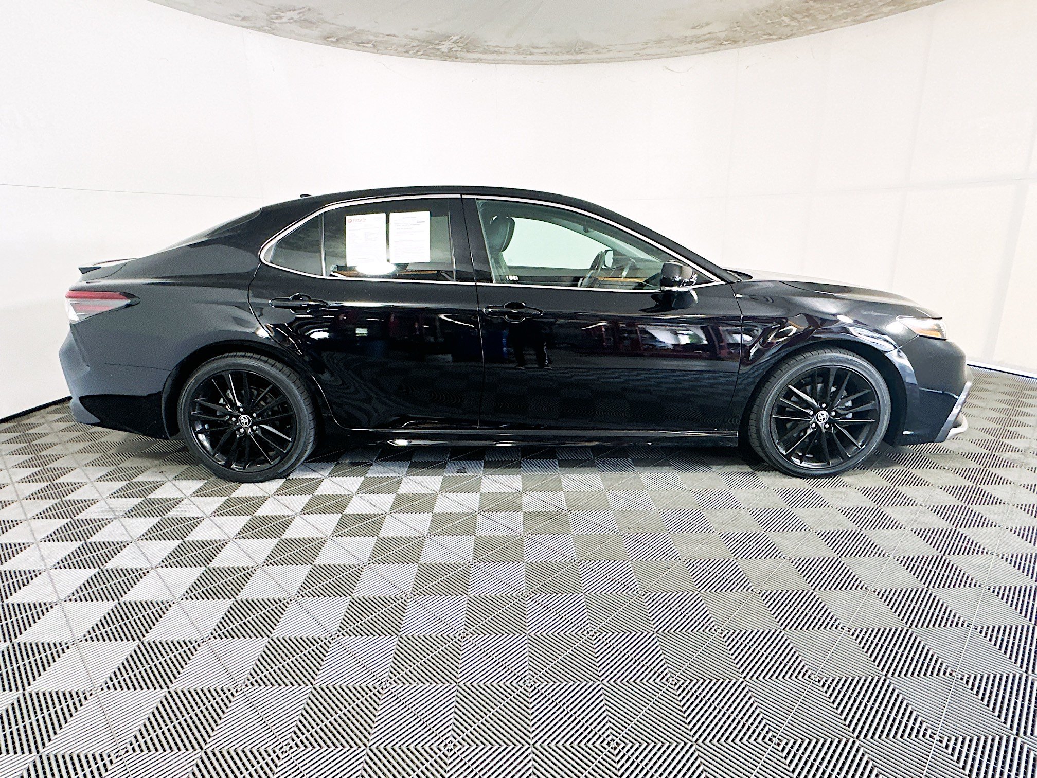 Used 2022 Toyota Camry XSE FWD image 2