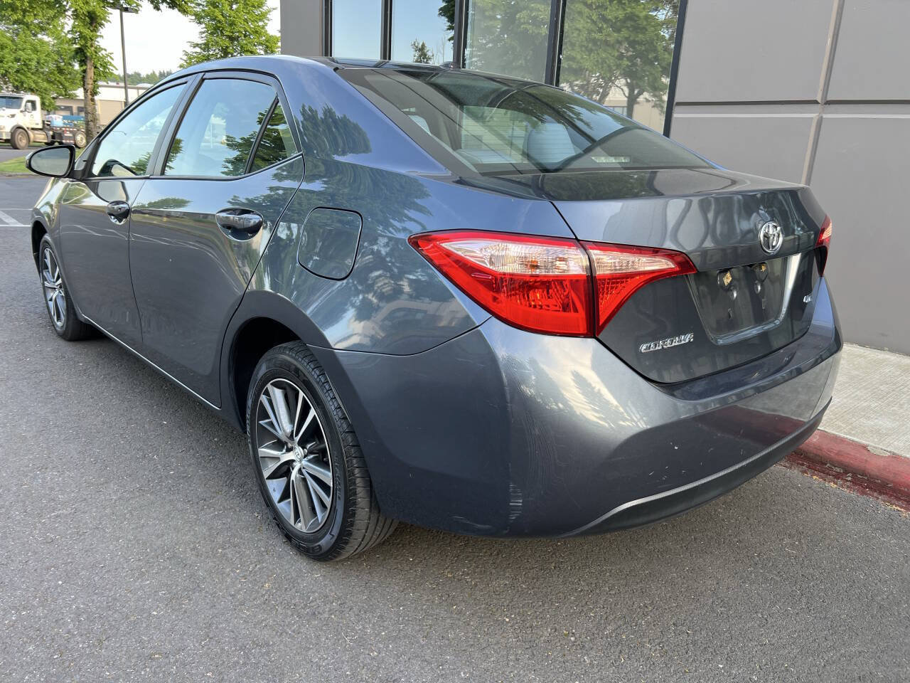 Used 2018 Toyota Corolla LE w/ LE Premium Package FWD image 5