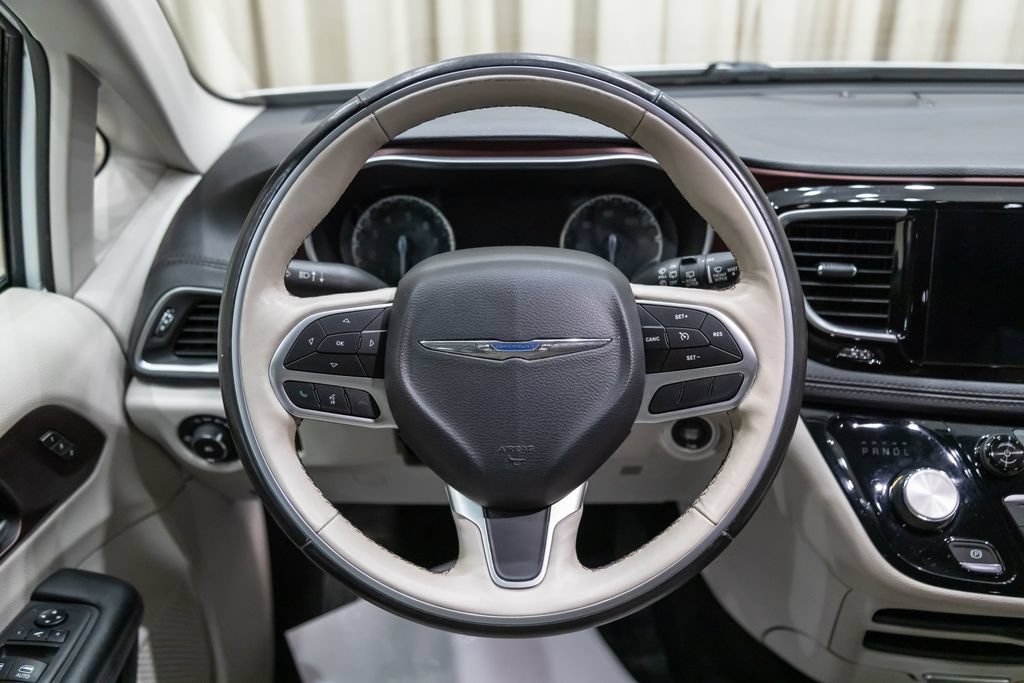 Used 2019 Chrysler Pacifica Limited FWD image 16