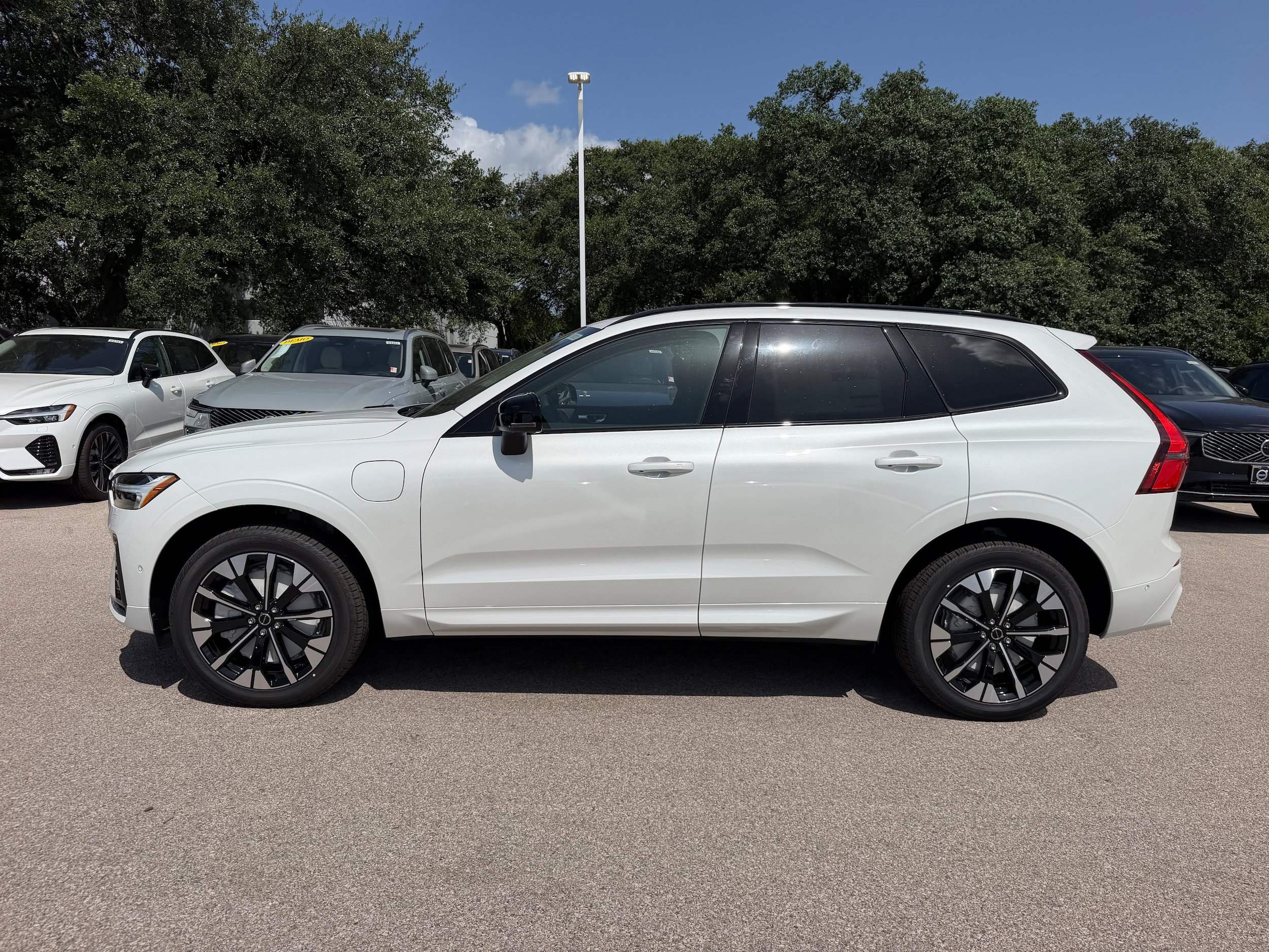 New 2026 Volvo XC60 T8 Plus w/ Climate Package AWD/4WD image 3