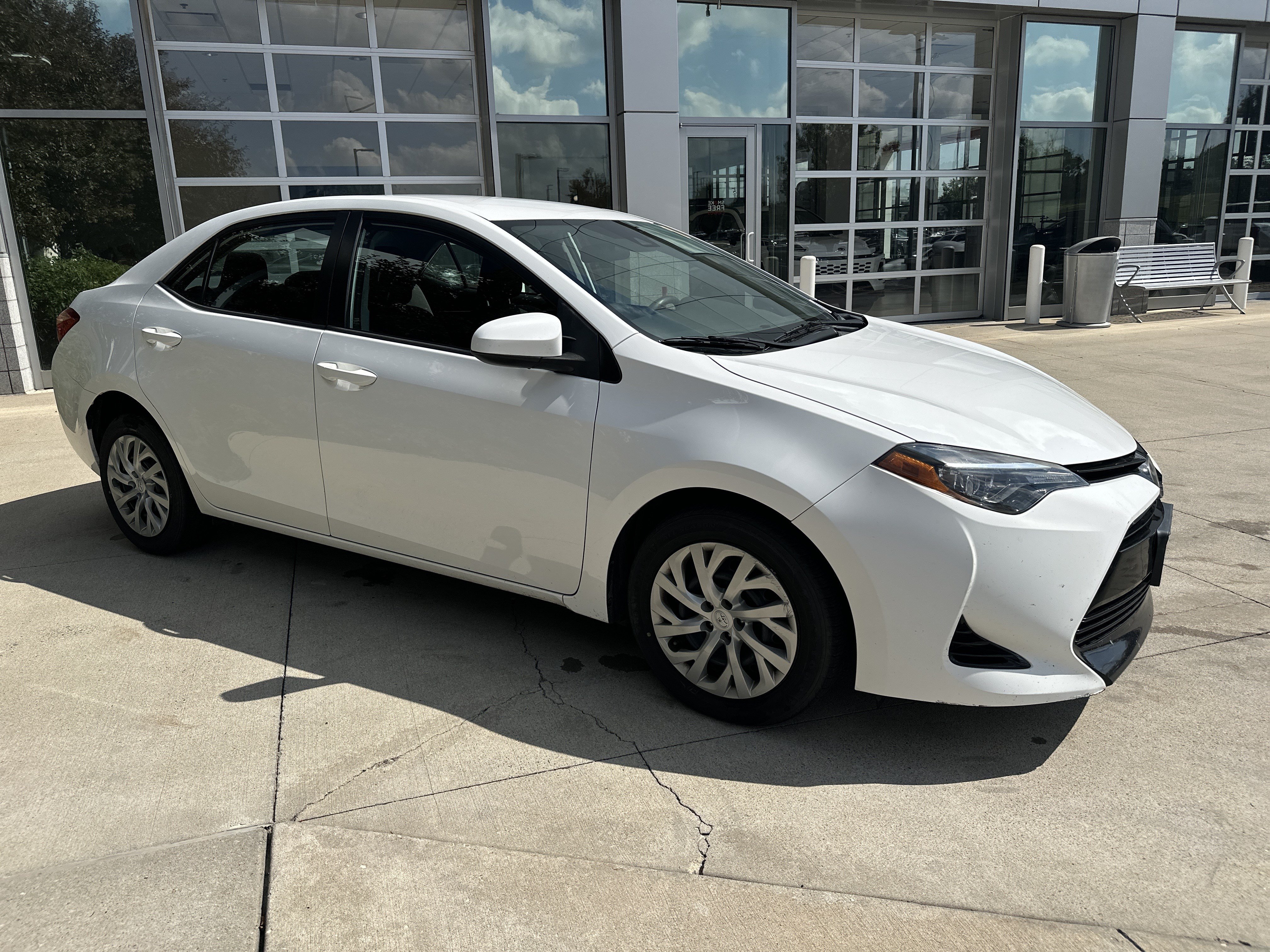 Used 2017 Toyota Corolla LE FWD image 2