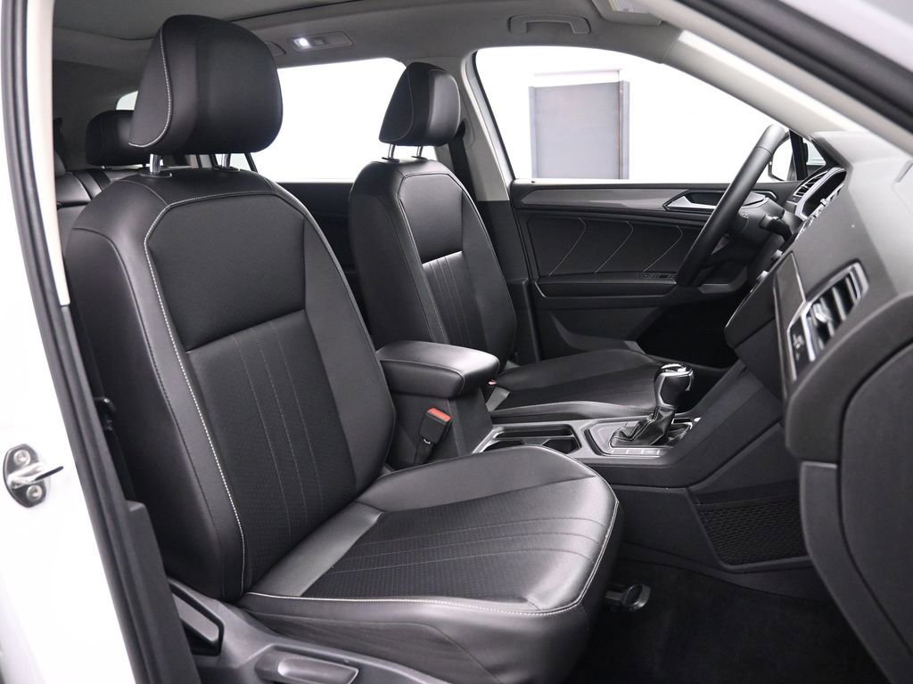 Used 2022 Volkswagen Tiguan SE w/ Panoramic Sunroof Package FWD image 25