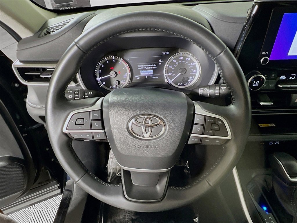 Certified 2024 Toyota Highlander XLE image 11