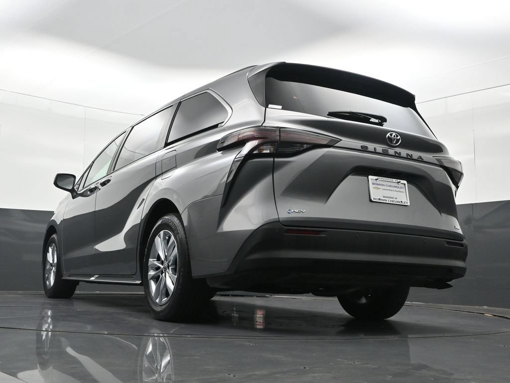 Used 2026 Toyota Sienna XLE FWD image 38