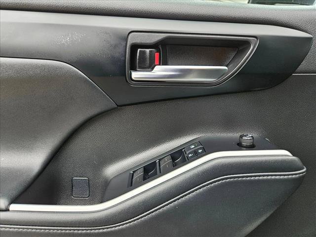 Used 2022 Toyota Highlander XLE AWD/4WD image 26