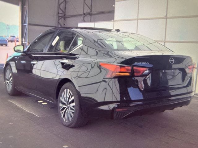 Used 2025 Nissan Altima 2.5 SV FWD image 9