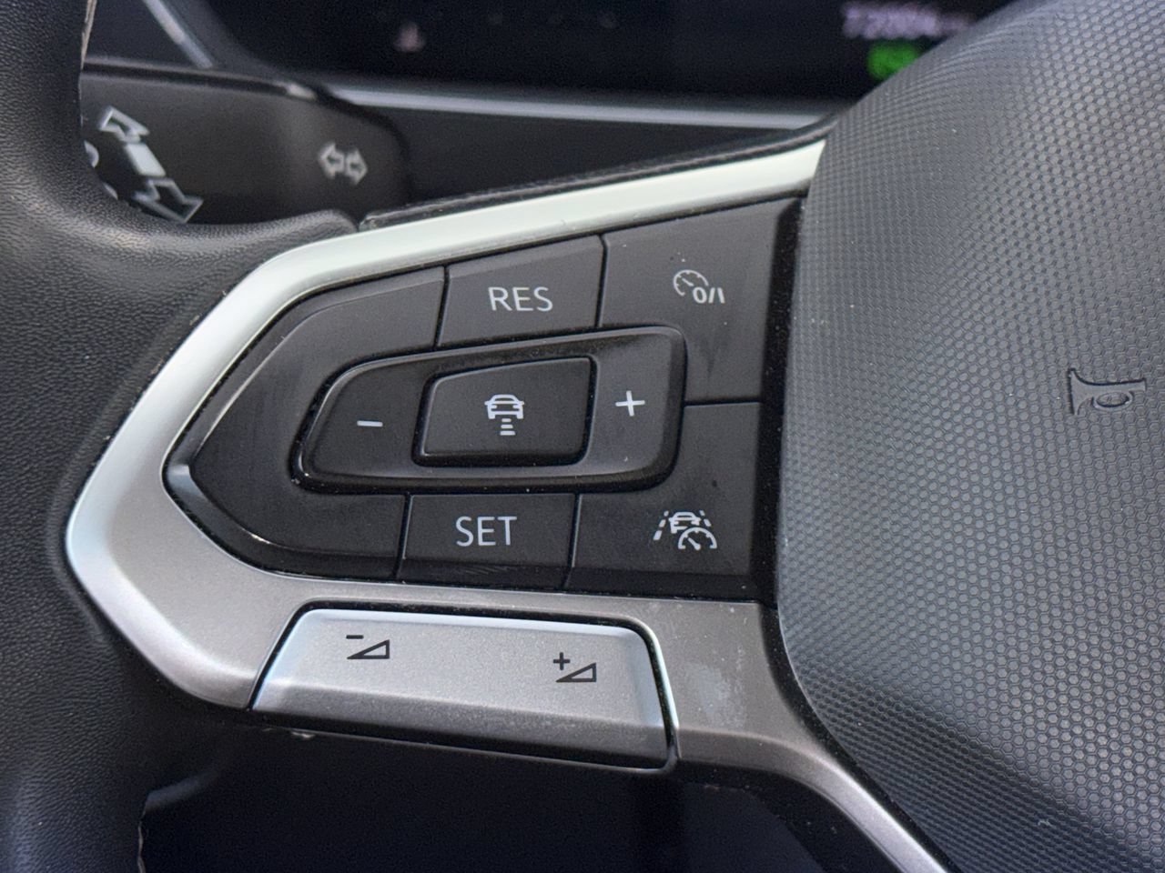 Used 2022 Volkswagen Tiguan SE FWD image 11