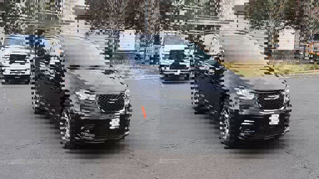 Used 2022 Chrysler Pacifica Limited image 3