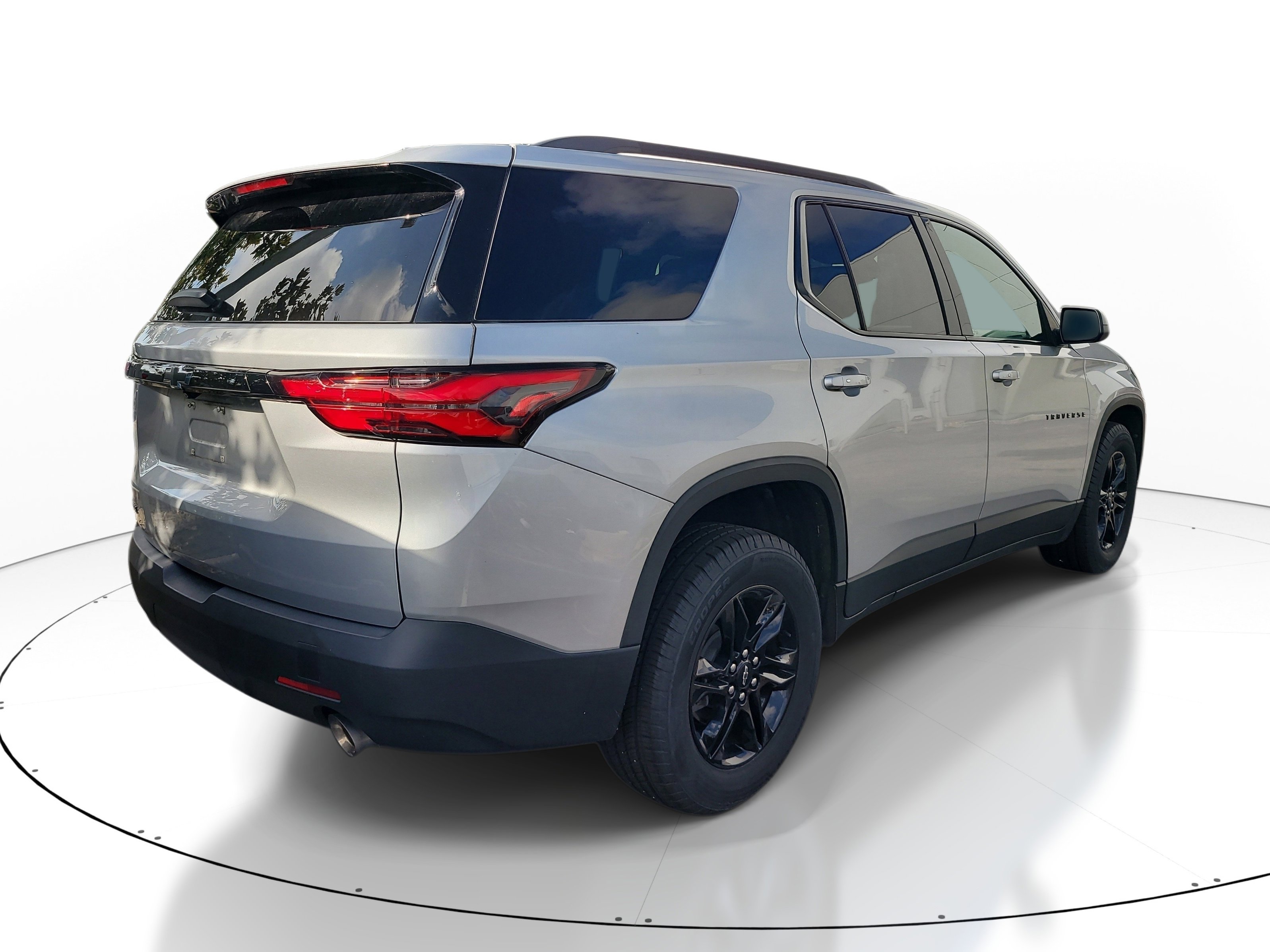 Used 2022 Chevrolet Traverse LS w/ Midnight/Sport Edition FWD image 4