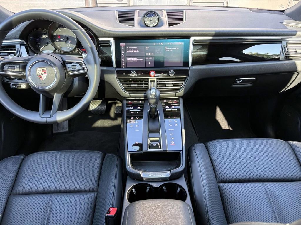 Certified 2025 Porsche Macan image 18