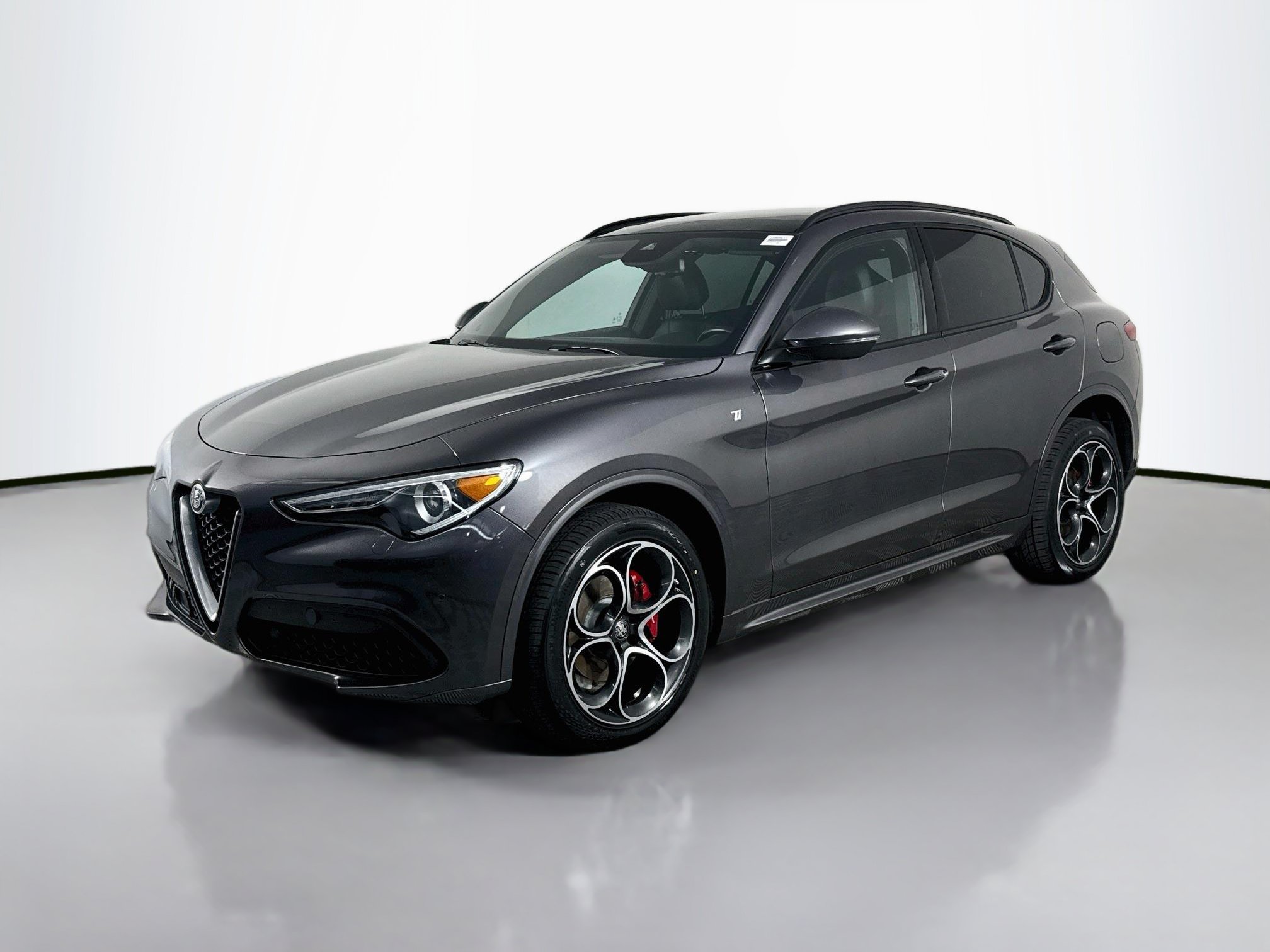 Used 2023 Alfa Romeo Stelvio Ti AWD/4WD image 4