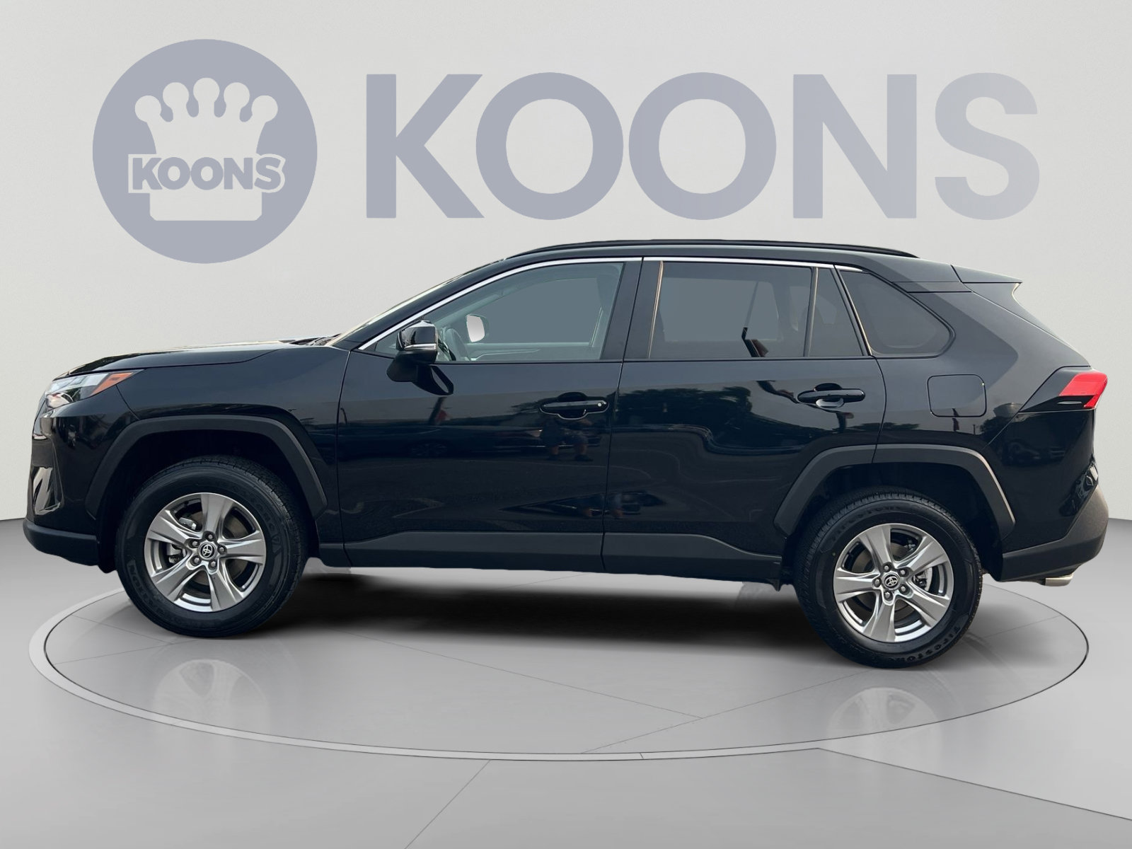 Used 2025 Toyota RAV4 XLE AWD/4WD image 2