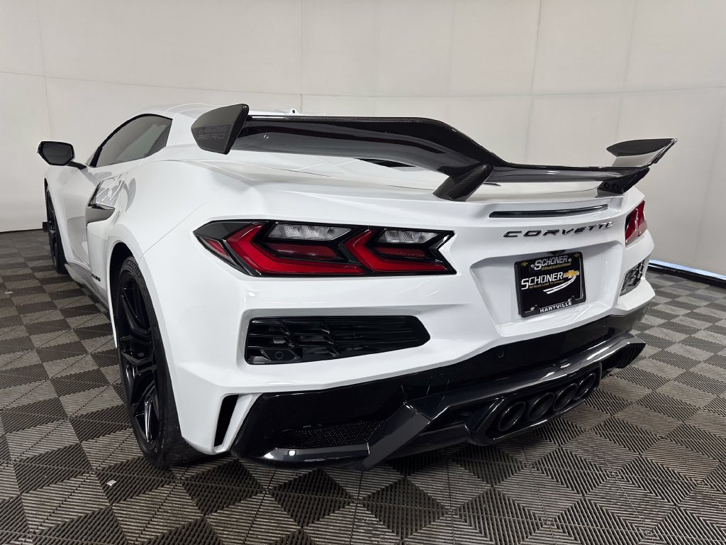 Used 2024 Chevrolet Corvette Z06 w/ Z07 Performance Package RWD image 3