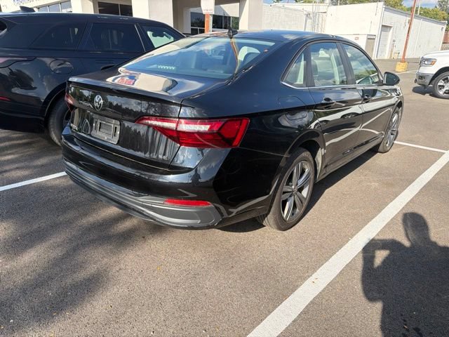 Used 2024 Volkswagen Jetta SE FWD image 2