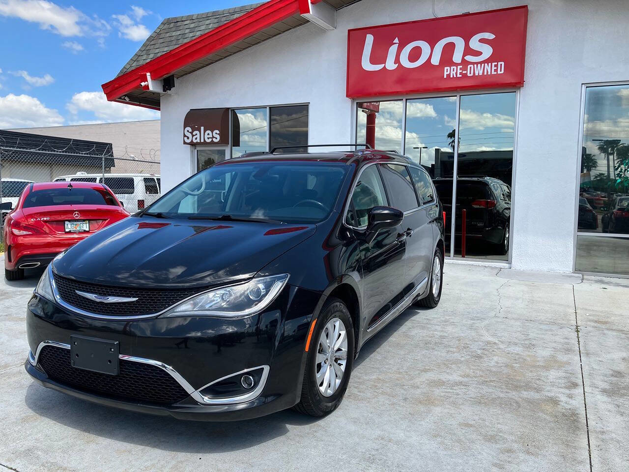 Used 2019 Chrysler Pacifica Touring-L FWD image 2