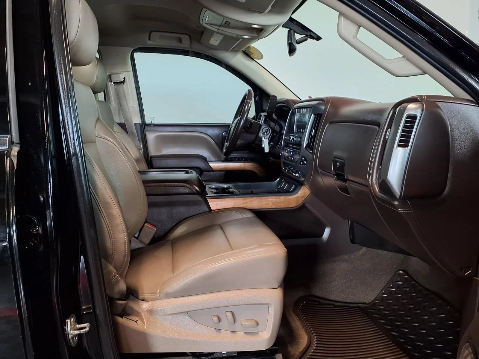 Used 2014 Chevrolet Silverado 1500 LTZ w/ LTZ Plus Package AWD/4WD image 12