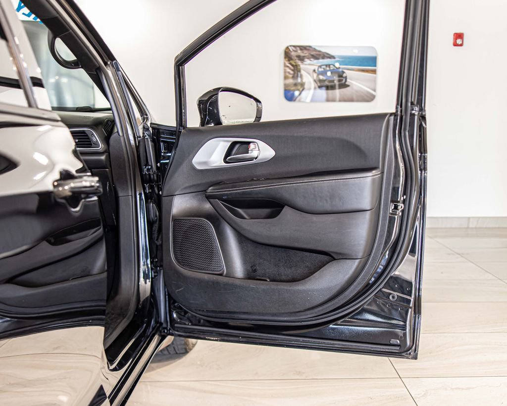 Used 2019 Chrysler Pacifica Touring Plus w/ S Appearance Package FWD image 40