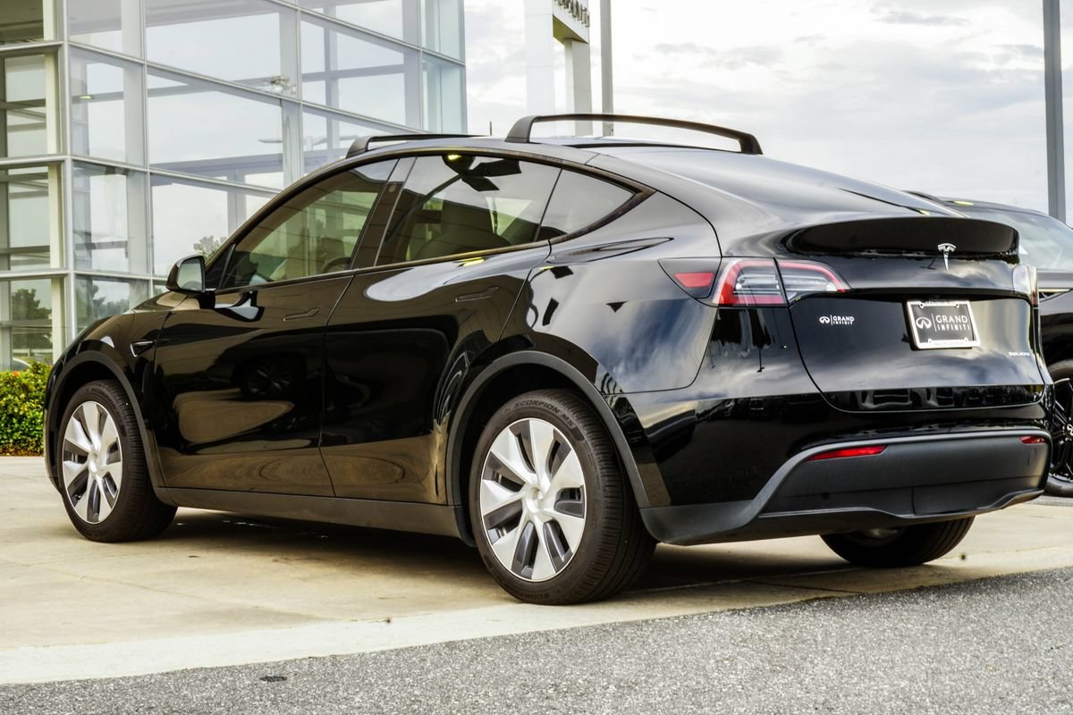 Used 2024 Tesla Model Y Long Range AWD/4WD image 10