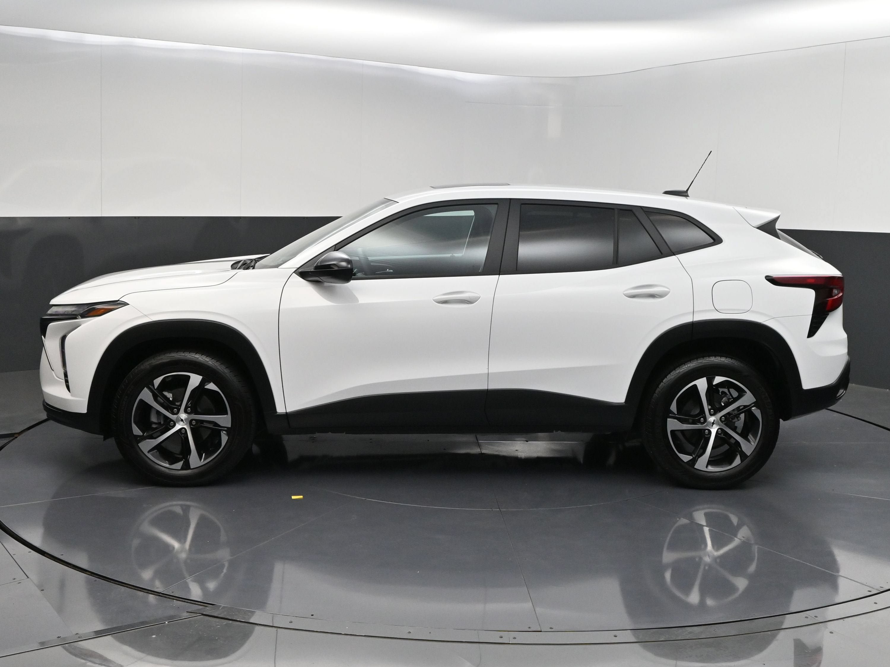 Used 2025 Chevrolet Trax RS w/ Sunroof Package FWD image 4