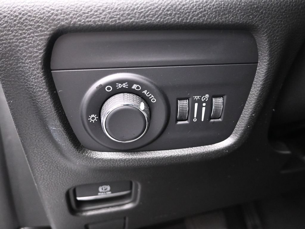 Used 2023 Jeep Grand Cherokee Laredo AWD/4WD image 18