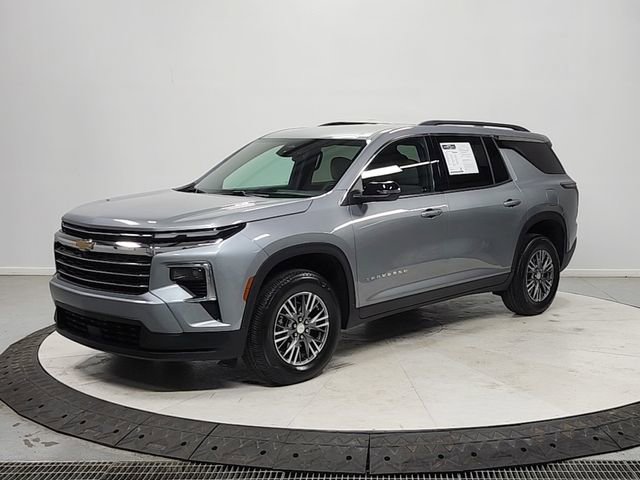 Used 2025 Chevrolet Traverse LT FWD image 3