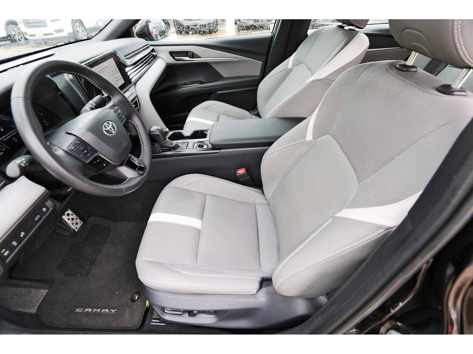 Used 2025 Toyota Camry SE w/ Convenience Package image 11