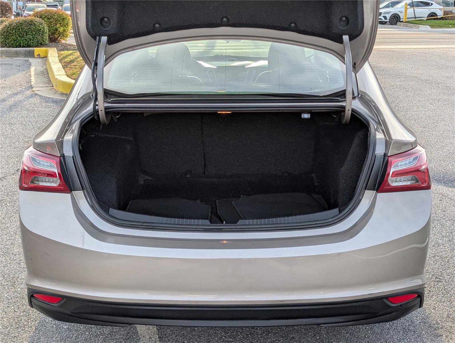 Used 2022 Chevrolet Malibu LT image 14