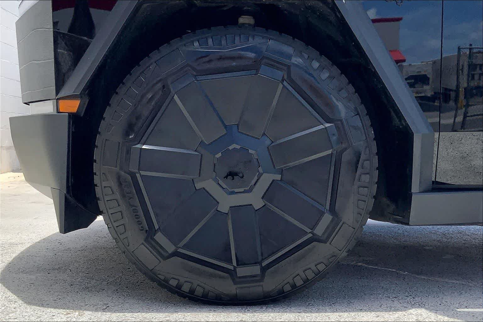 Used 2024 Tesla Cybertruck Cyberbeast AWD/4WD image 8