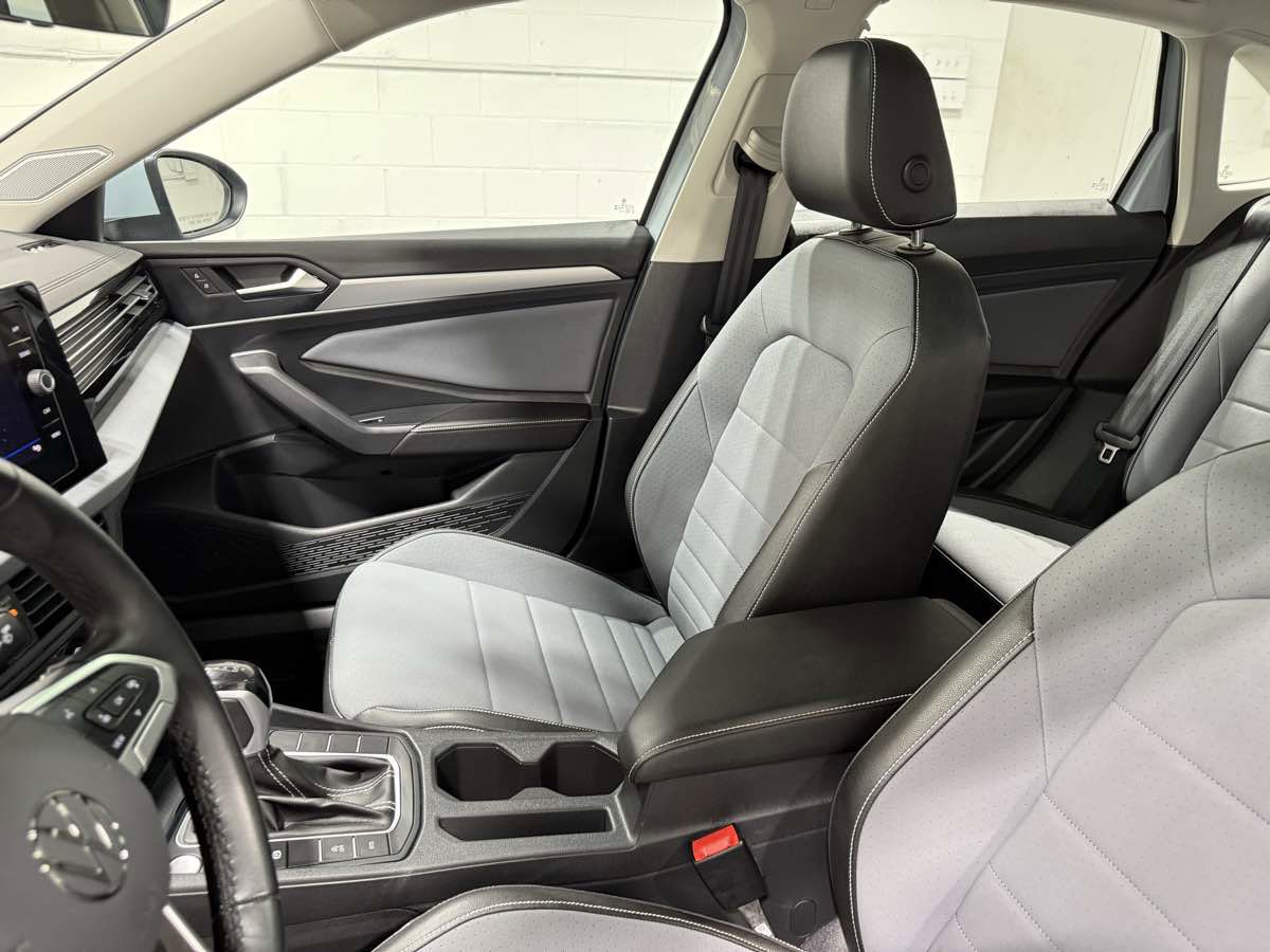 Used 2025 Volkswagen Jetta SE w/ Sunroof Package image 14