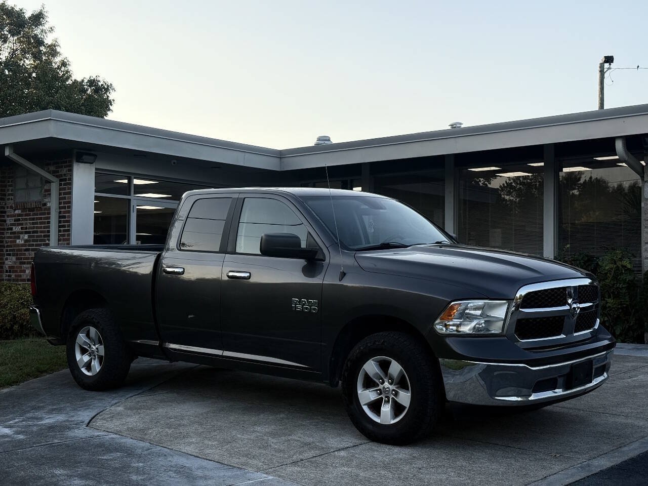 Used 2017 RAM 1500 Classic SLT AWD/4WD image 8