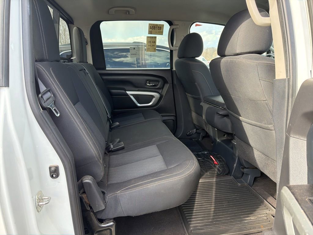 Used 2018 Nissan Titan SV image 5