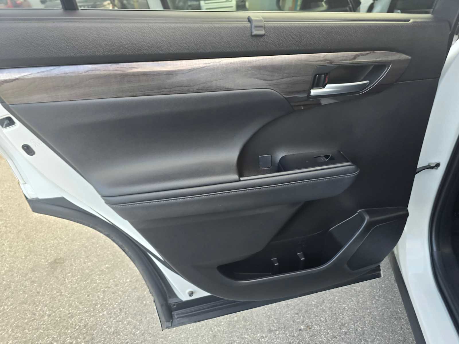 Used 2023 Toyota Highlander Limited image 19