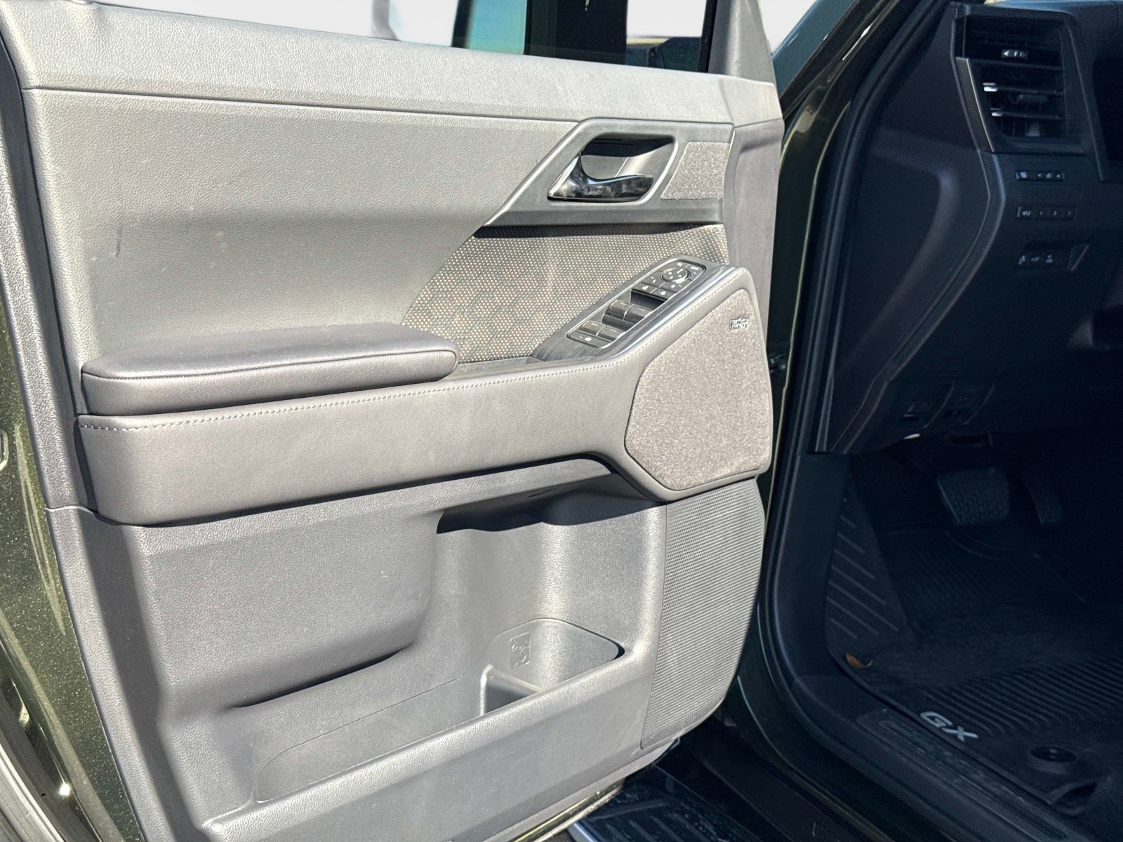 Used 2025 Lexus GX 550 w/ Accessory Package (Z1) AWD/4WD image 14