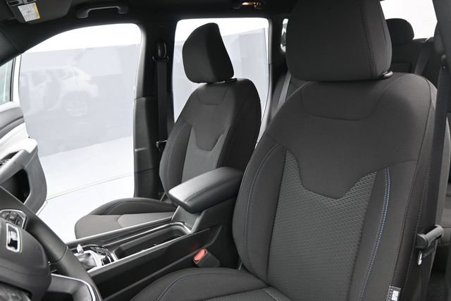 Used 2025 Jeep Compass Sport w/ Mopar Graphics Package AWD/4WD image 17