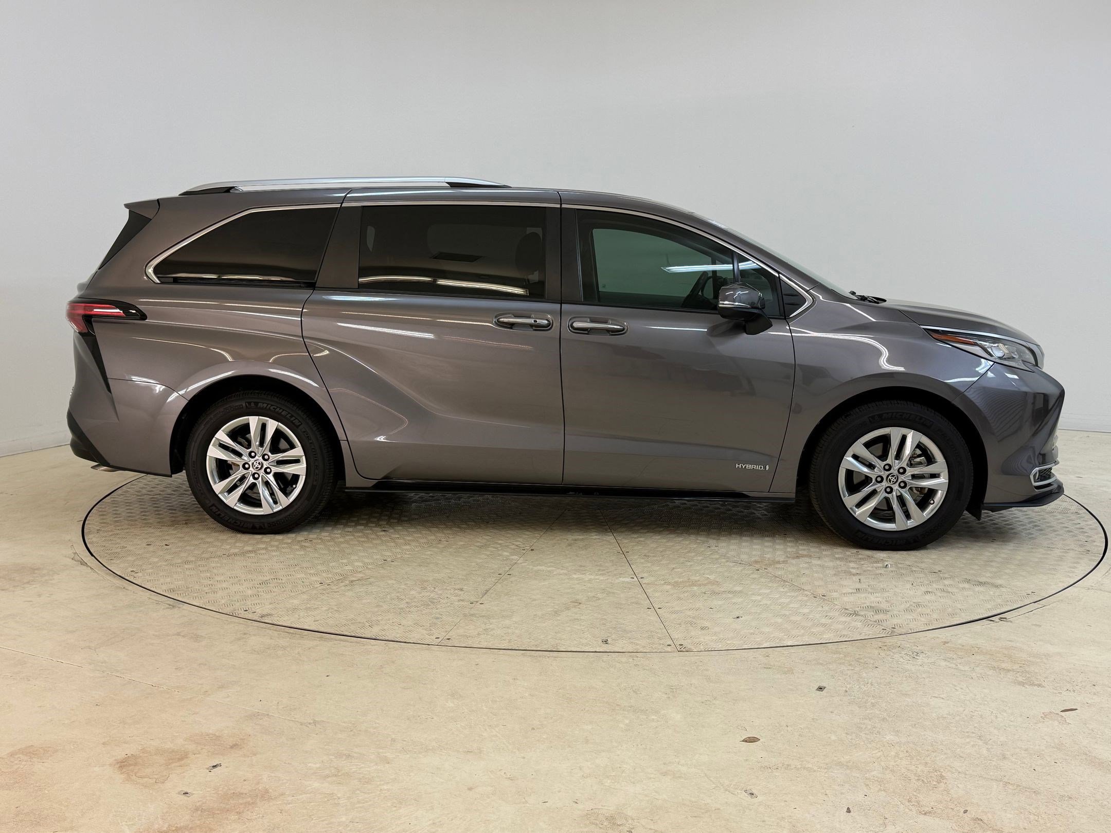 Used 2021 Toyota Sienna Limited image 8