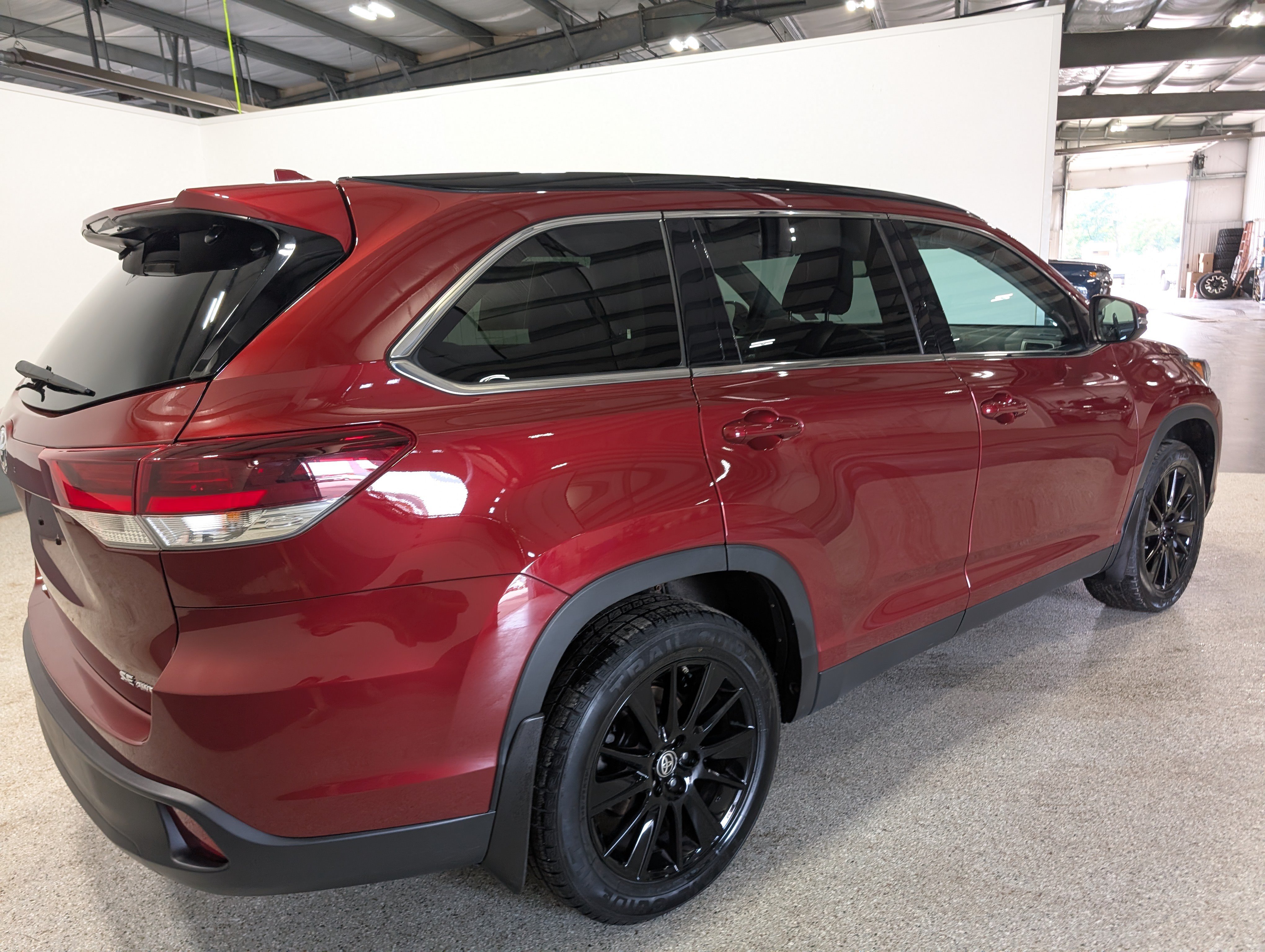Used 2019 Toyota Highlander SE AWD/4WD image 3