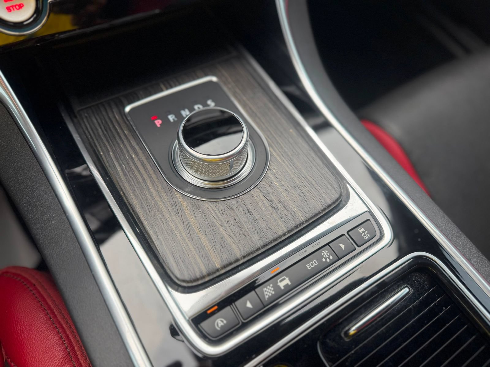 Used 2016 Jaguar XF S RWD image 18