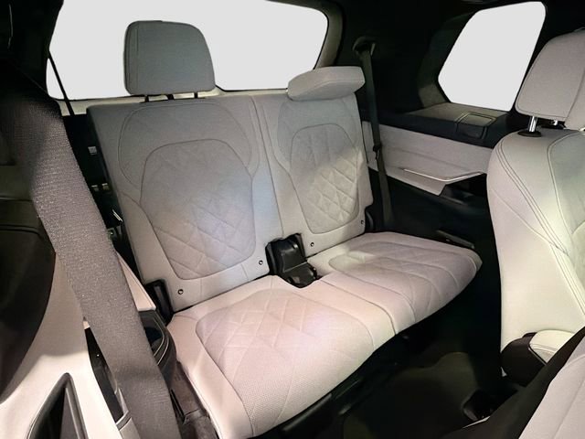 Used 2025 BMW X7 xDrive40i w/ Executive Package image 23