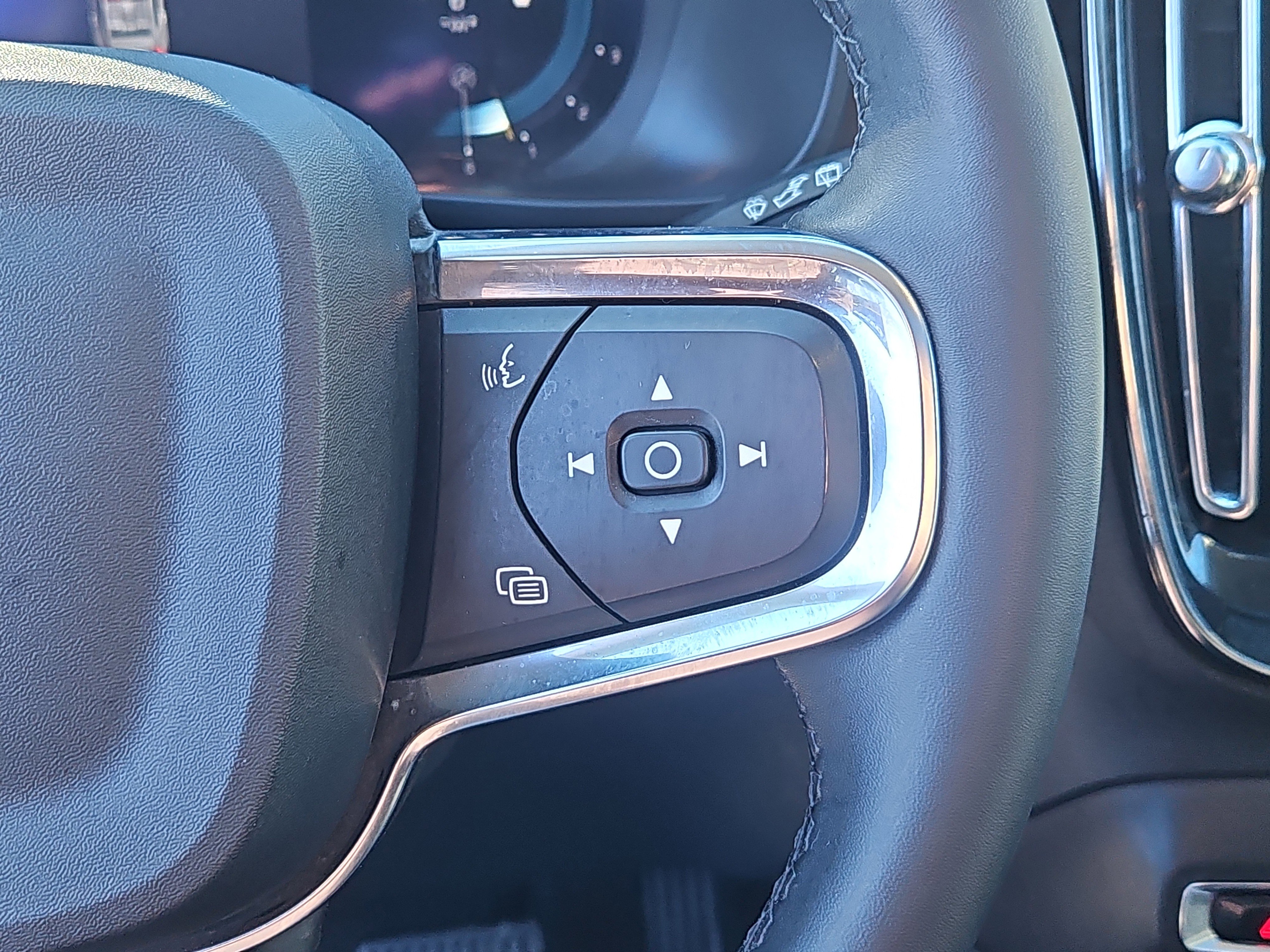 Used 2025 Volvo XC40 B5 Plus w/ Protection Package Premier image 22