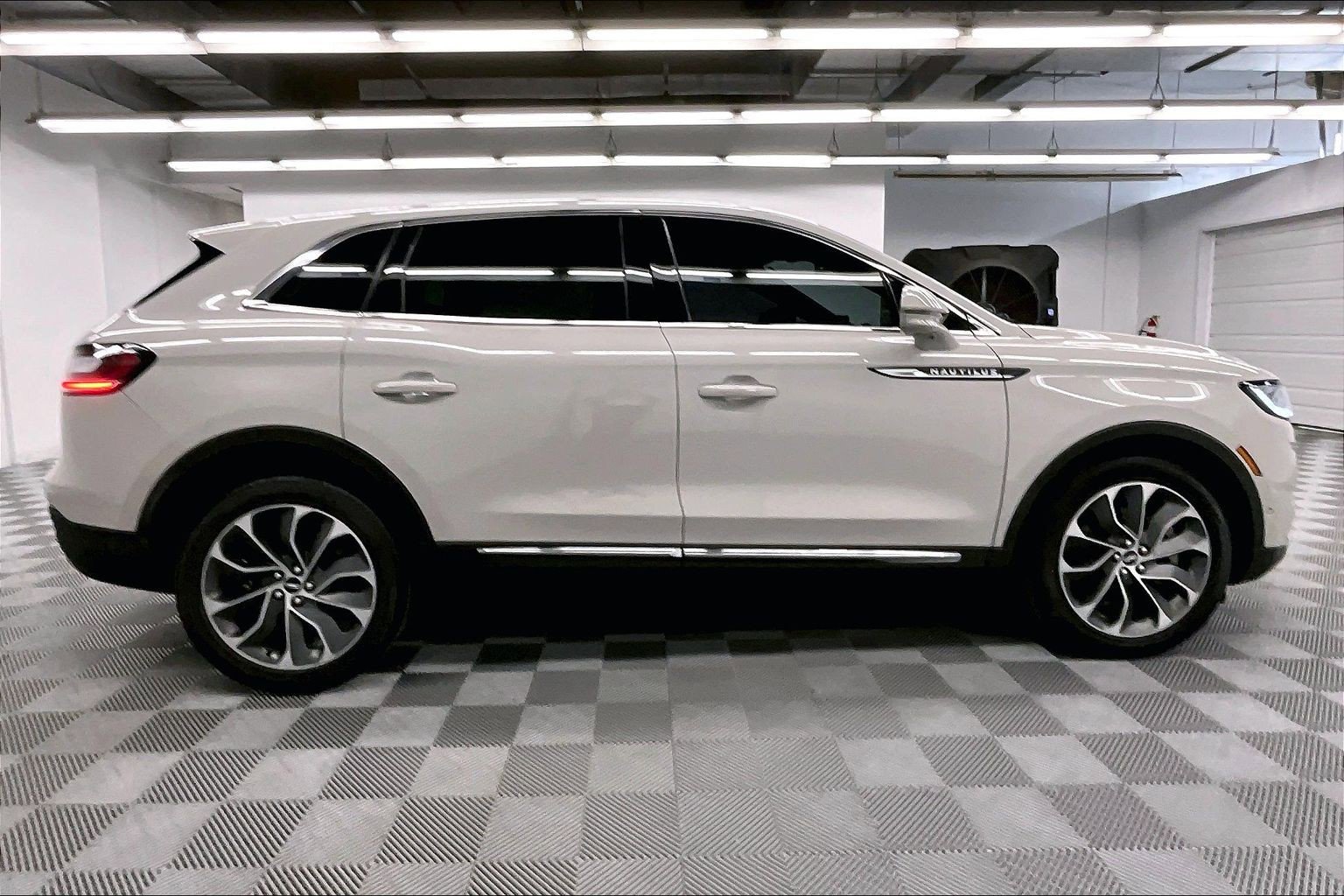 Used 2022 Lincoln Nautilus Reserve w/ Equipment Group 201A AWD/4WD image 14