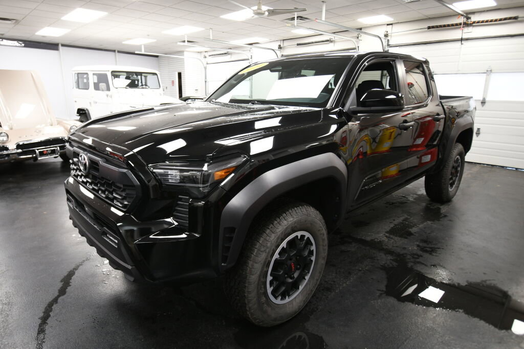 Used 2024 Toyota Tacoma TRD Off-Road image 3