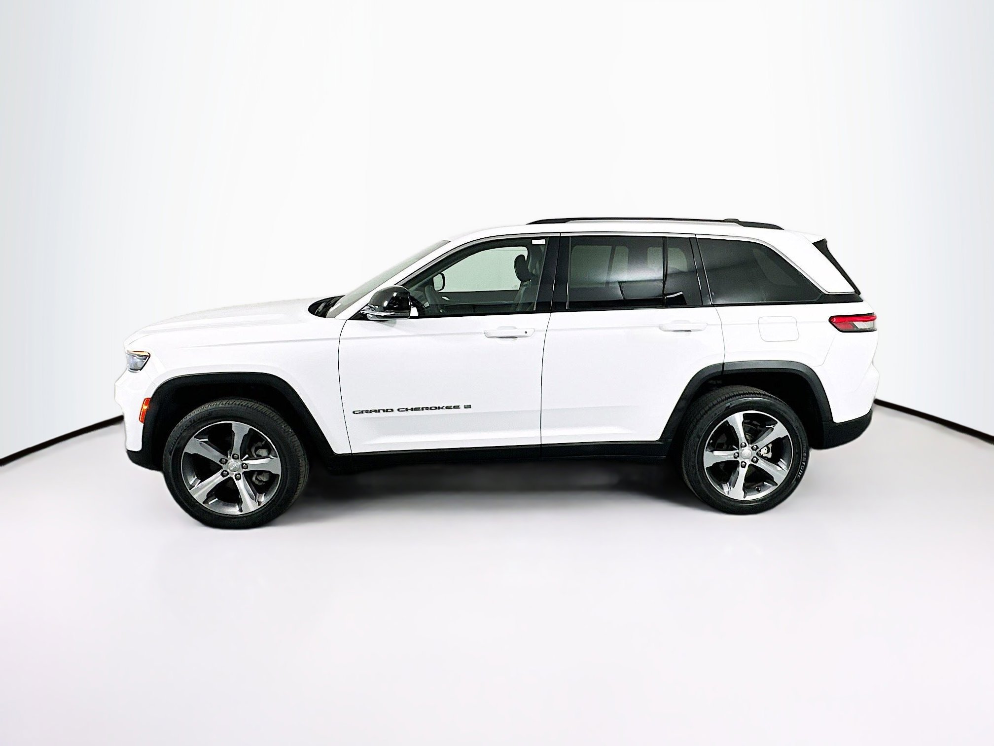 Used 2023 Jeep Grand Cherokee Limited image 4