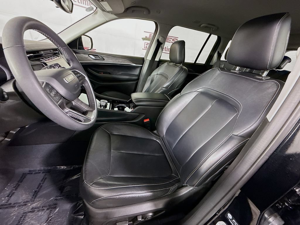 Used 2023 Jeep Grand Cherokee Limited w/ Black Appearance Package AWD/4WD image 26