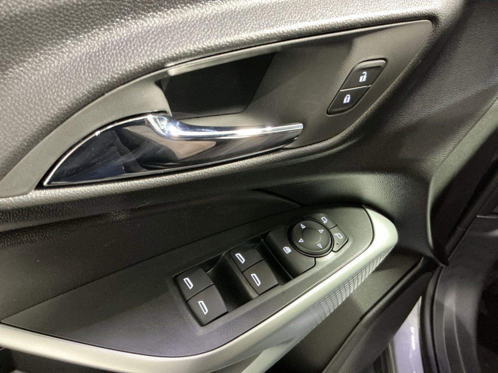 New 2026 Chevrolet Trax RS w/ Sunroof Package image 23