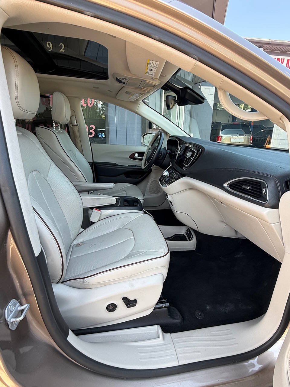 Used 2018 Chrysler Pacifica Limited w/ Tire & Wheel Group FWD image 6