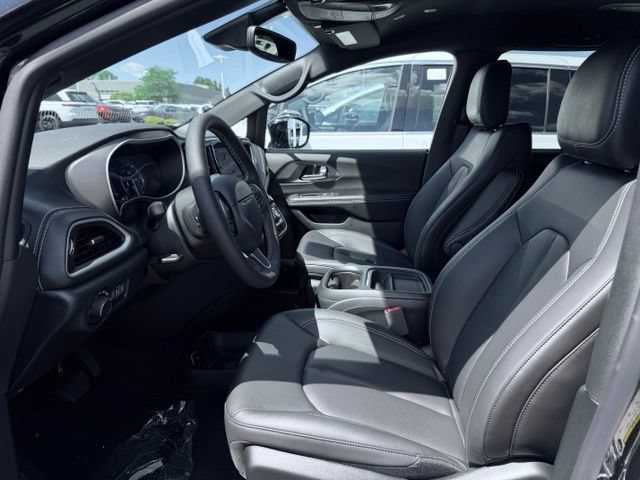 New 2027 Chrysler Pacifica Select FWD image 18