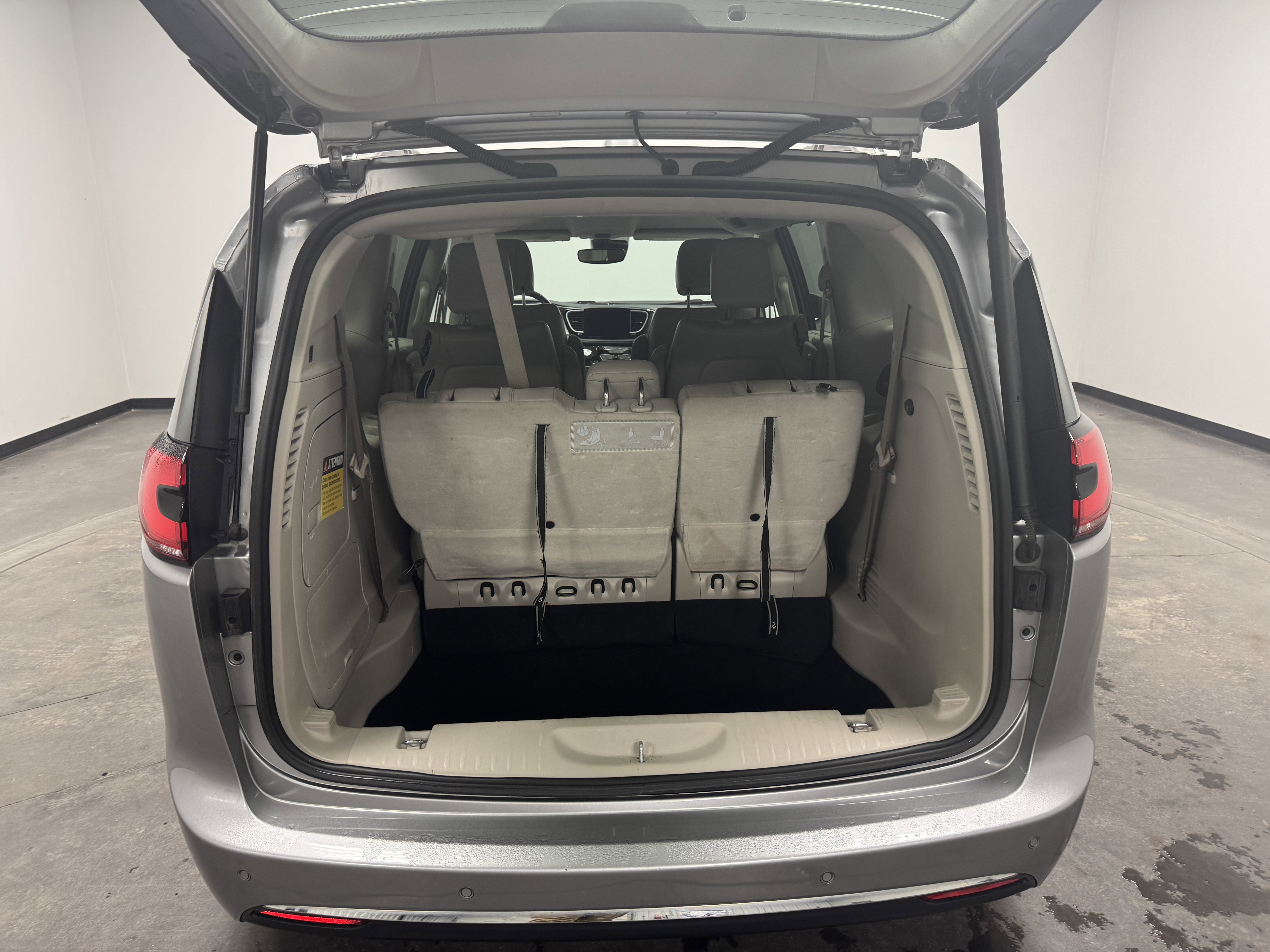 Used 2021 Chrysler Pacifica Touring-L image 11