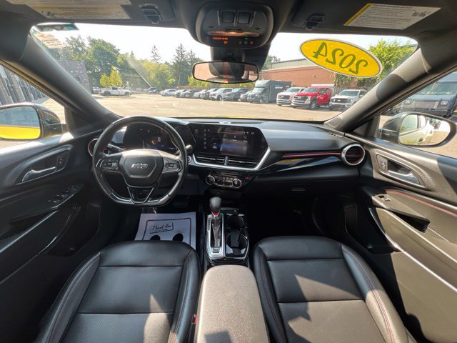 Used 2024 Chevrolet Trax RS w/ Sunroof Package FWD image 18