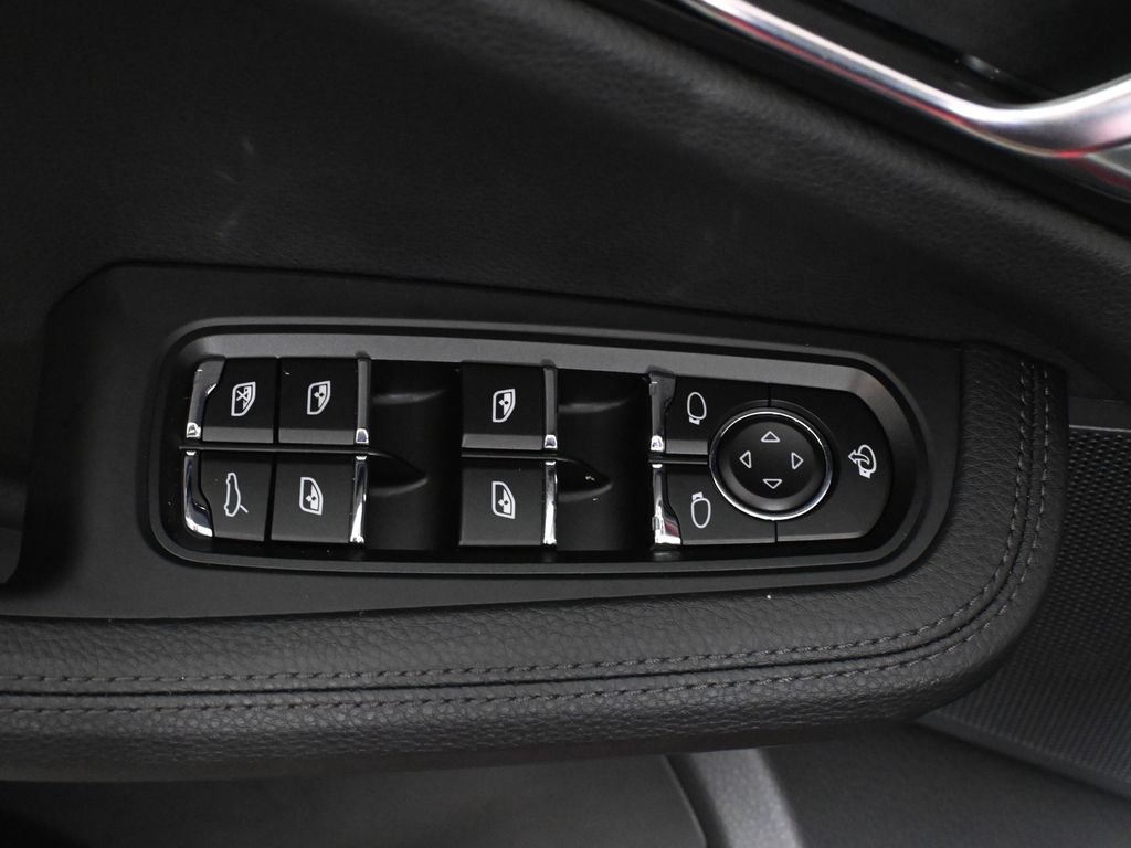 Used 2026 Porsche Macan S AWD/4WD image 34